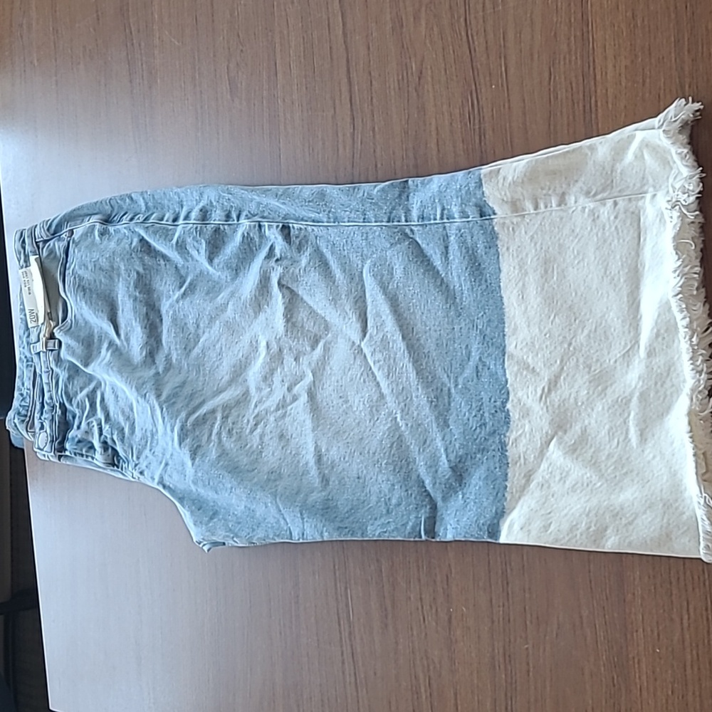 a.n.a Two-Tone Ankle Crop Denim Pants in Light Blue and White